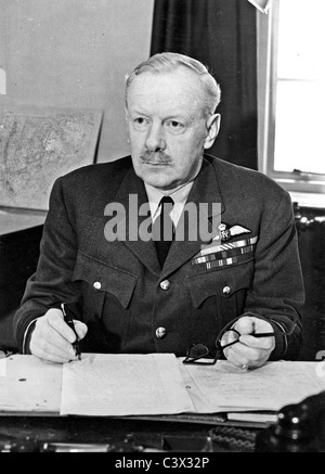 SIR ARTHUR HARRIS (1892-1984) en tant que Commandant de l'air Royal Air Force Bomber Command en avril 1944 au Bomber Command, High Wycombe Banque D'Images