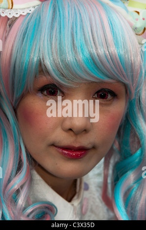 Jeune fille thaïe aux cheveux bleus avec des lentilles de contact rouge Cosplay au Festival à Bangkok Banque D'Images