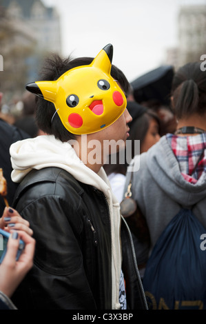 Jeune homme portant un masque de 'Pokemon' lors de la 51e assemblée annuelle Sakura Matsuri un festival de rue Japonais-américain tenue à Washington DC. Banque D'Images