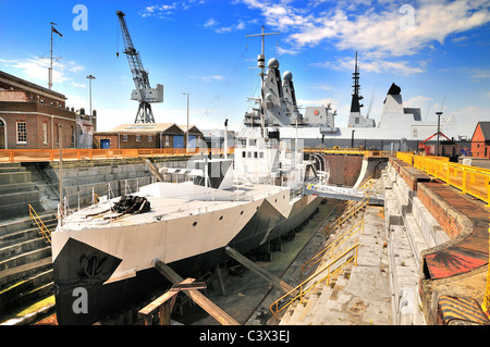 HMS "surveiller" de combat au Portsmouth dockyard Hampshire UK avec deux destroyers Type 45 en arrière-plan Banque D'Images