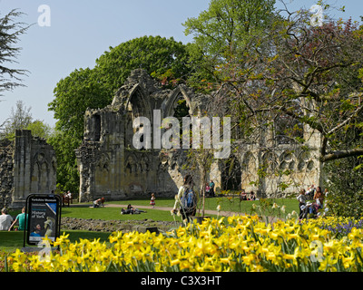 Gens touristes visiteurs près des ruines de St Marys Abbey in Spring Museum Gardens York North Yorkshire Angleterre Royaume-Uni Royaume-Uni Grande-Bretagne Banque D'Images