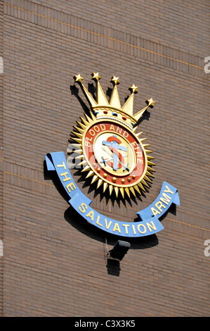 L'Armée du Salut une église chrétienne et la charité armoiries sur le mur de l'Administration centrale territoriales du Royaume-Uni Elephant and Castle Londres Angleterre Royaume-uni Banque D'Images