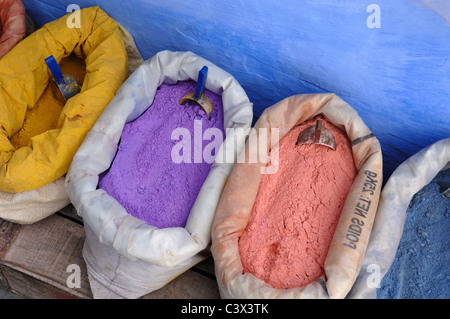 Sacs de peinture en poudre, de pigments naturels ou de colorants à vendre dans le souk ou le marché de rue de Chefchaouen Maroc Banque D'Images