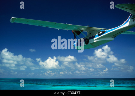 L'île de Bimini, Bahamas, Catalina PBY-5A de l'aquaplanage volant bas au-dessus de la mer. Banque D'Images