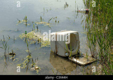 Pourboires à la mouche ou à la mouche dumping de toilettes portables jetées ou Déchets plastiques jetés dans les zones humides Camargue Provence France Banque D'Images
