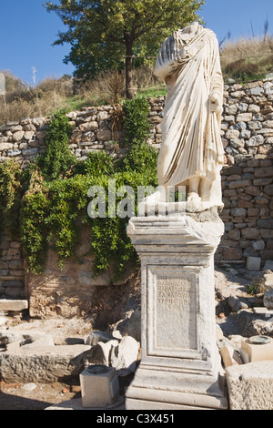 Statue sans tête robed sur socle, Ephèse, Turquie Banque D'Images
