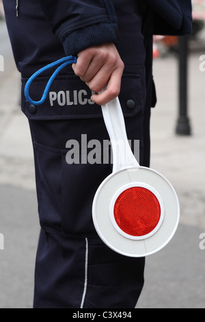 Agent de police Woman holding panneau d'arrêt. Banque D'Images
