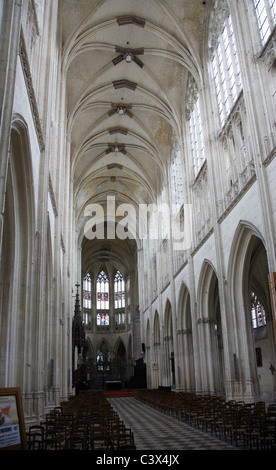 À l'intérieur de l'Abbaye de la Trinité, une ancienne église gothique dans la ville de Vendôme, sur la rivière (le Loir)