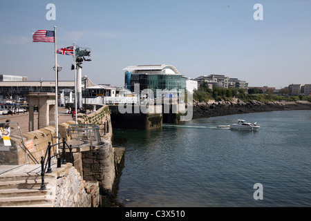 Le Mayflower Steps dans la région de Plymouth Barbican historique et point de vue sur l'aire marine nationale de Aquariam Banque D'Images