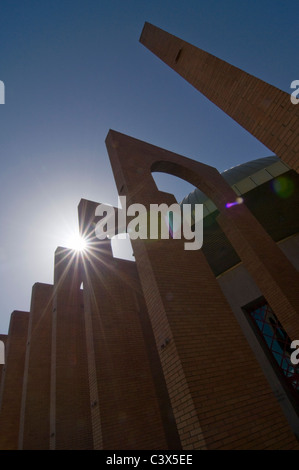 Centre de conférence FIBES de Séville, Espagne. Low angle avec Sun dans l'image, Banque D'Images