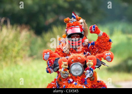 Les Pays-Bas, Coupe du Monde de Football en juillet 2010. Décorées dans un motocycliste, orange Oranje Jopie, supporter de l'équipe nationale des Pays-Bas. Banque D'Images