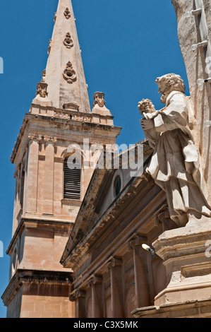 Coin de rue, statue et St Paul's Cathedral La Valette Malte Pro Banque D'Images