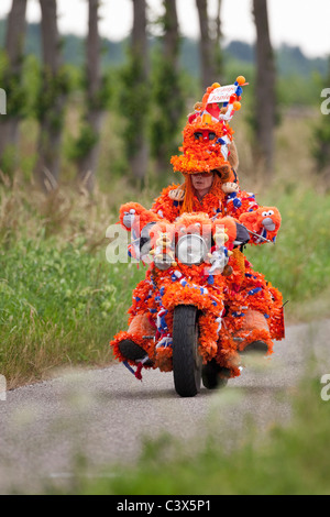 Les Pays-Bas, Coupe du Monde de Football en juillet 2010. Décorées dans un motocycliste, orange Oranje Jopie, supporter de l'équipe nationale des Pays-Bas. Banque D'Images