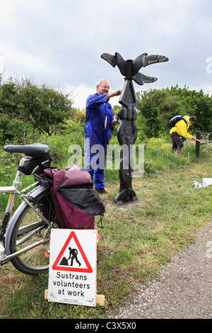 Sustrans rangers volontaires travaillent sur la côte à l'autre c2c piste cyclable à Stanley, SW England, UK Banque D'Images