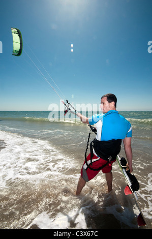 Kite-surf, l'homme passe à l'eau Banque D'Images