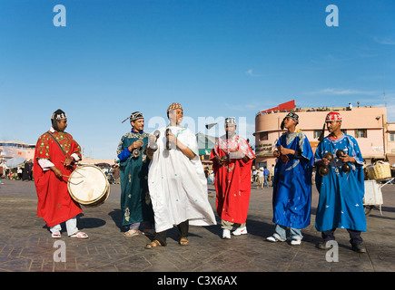 Des musiciens en costume traditionnel de divertir les touristes et les habitants de la place Djemaa el Fna place du marché. Marrakech, Maroc. Banque D'Images