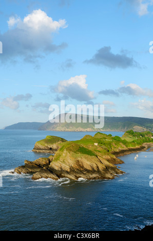 Sextons Burrow près de Combe Martin vu de Widmouth Head. Devon, Angleterre. Les falaises d'Exmoor peuvent être vues au loin. Banque D'Images