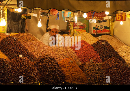 Vendeur de fruits secs et de noix sur la place Djemaa el Fna place du marché. Marrakech, Maroc Banque D'Images