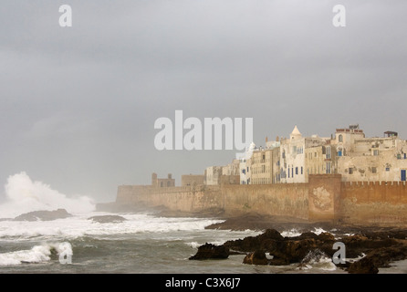 Vue de la dix-huitième-siècle ville d'Essaouira avec ses remparts et la Skala de la ville, le grand bastion de la mer, Maroc Banque D'Images