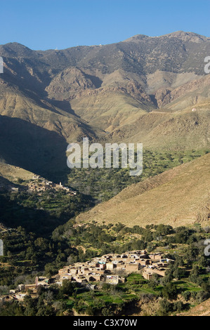 Villages berbères et les champs en terrasses dans les basses collines des montagnes du Haut Atlas au nord-est de la ville de Taroudannt. Banque D'Images