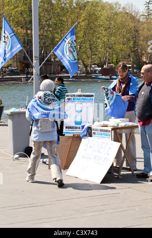 Les partisans de l'eau d'un référendum contre la privatisation de l'eau Anguillara Sabazia Latium Italie Banque D'Images