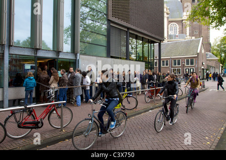 Les gens et les vélos à l'extérieur de la maison d'Anne Frank à Amsterdam Banque D'Images