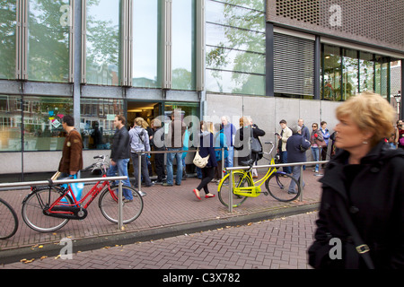 Les gens et les vélos à l'extérieur de la maison d'Anne Frank à Amsterdam Banque D'Images