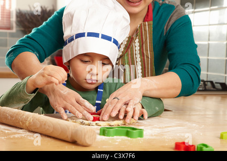 La mère et le fils ensemble de cuisine Banque D'Images
