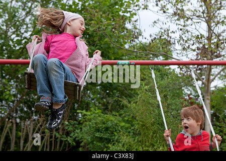 Les enfants sur une balançoire Banque D'Images