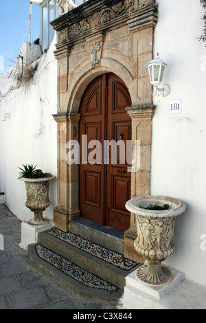 Une PORTE DANS LA TRADITIONNELLE LINDIAN VILLAGE DE LINDOS SUR L'ÎLE DE RHODES. Banque D'Images