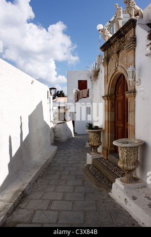 VILLAGE TRADITIONNEL DE BÂTIMENTS DANS LES PETITES RUES DE LINDOS SUR L'île grecque de Rhodes. Banque D'Images