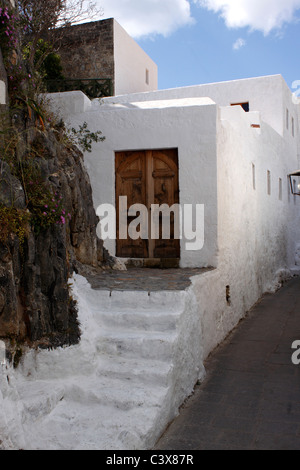 VILLAGE TRADITIONNEL DE BÂTIMENTS DANS LES PETITES RUES DE LINDOS SUR L'île grecque de Rhodes. Banque D'Images