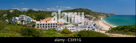 Le Portugal, l'Algarve, le village et la plage de Salema au printemps Banque D'Images