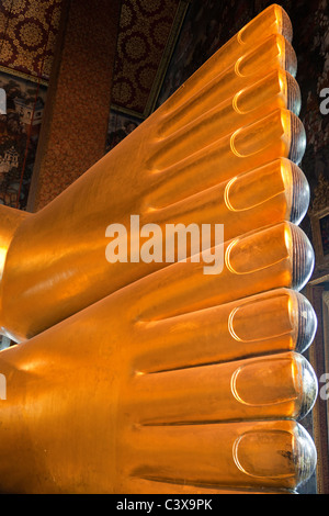 Temple de Wat Pho, Bangkok - les pieds du bouddha couché Banque D'Images