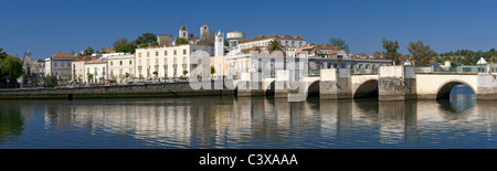 Le Portugal, Tavira et pont médiéval Banque D'Images