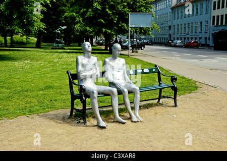 Deux statues en métal aluminium par le sculpteur Steinunn Thórarinsdóttir assis sur un banc en fonte Churchill Park, Copenhague Banque D'Images