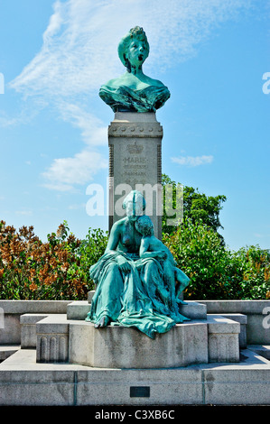 Un buste en bronze de la princesse Marie d'Orléans au-dessus des sculptures en bronze d'une femme et enfant, Langelinie, Copenhague Banque D'Images