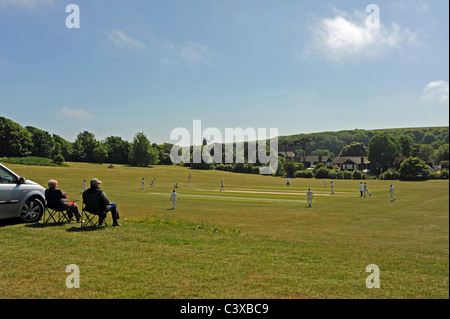 Un jeu de cricket joué, dans le village pittoresque de Rottingdean en East Sussex près de Brighton UK Banque D'Images