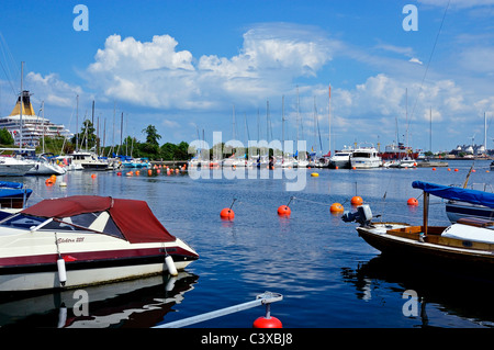 Une vue sur les petits bateaux de plaisance amarrés dans un cadre agréable à bord d'un navire de croisière amarrés à Langelinie pier, Copenhague Banque D'Images