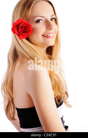 Belle jeune fille avec de longs cheveux blonds avec rose rouge dans ses cheveux, souriant, isolé Banque D'Images