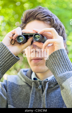 Jeune homme l'observation des oiseaux Banque D'Images