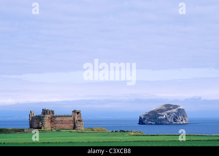 Le Château de Tantallon et Bass Rock Écosse châteaux médiévaux de la région des Borders UK paysage côtier de l'estuaire du Firth of Forth Banque D'Images