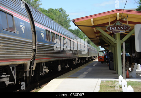 Meteor Argent AMTRAK train arrive passager Railroad Station Deland Florida USA à destination de Miami sur la côte atlantique publique Banque D'Images