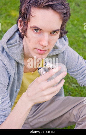 Young man holding lightbulbs Banque D'Images