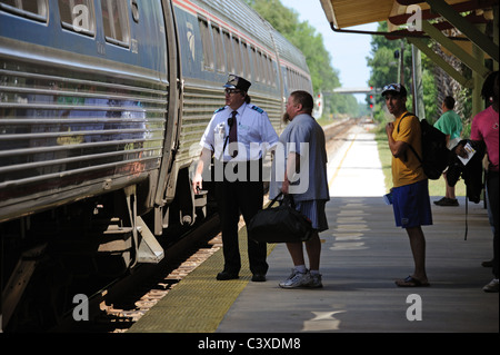 Meteor Argent Amtrak Train de voyageurs à Deland, Floride USA pour l'embarquement des passagers à destination de Miami Banque D'Images