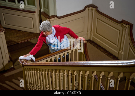 Vieille Femme main courante de nettoyage dans les escaliers, Philadelphia, USA Banque D'Images
