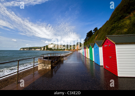 Cabines de plage à l'Ouest à pied dans la région de Seaton Devon après un été douche de pluie Banque D'Images