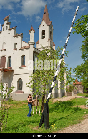 Jeune fille près de l'église. Banque D'Images