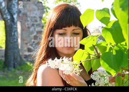 Belle fille en mauve. Banque D'Images