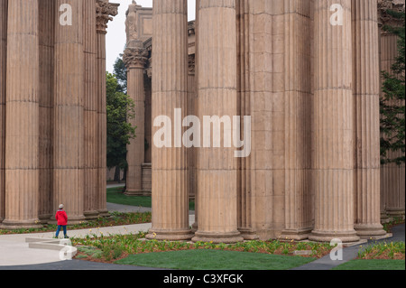 Colonnes au Palais des Beaux-arts, d'une figure humaine pour l'échelle, San Francisco, Californie. Banque D'Images